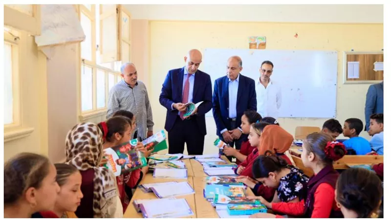 وزير التعليم بين طلاب تونا الجبل.. والأهالي: شكراً لصوت الاستجابة
