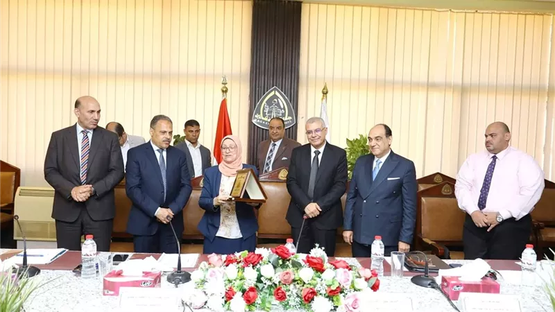 محافظ الشرقية يشيد بدور جامعة الزقازيق في تقديم رسالتها الشاملة