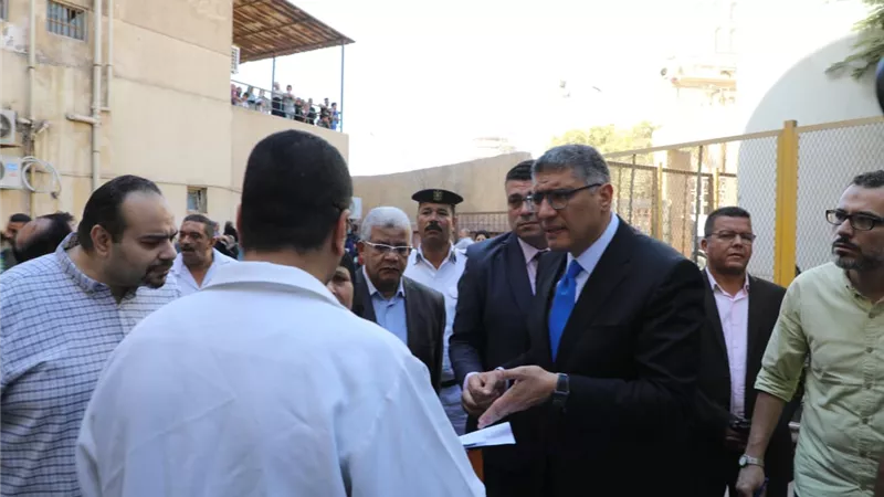 محافظ الجيزة يفاجئ مستشفى أبو النمرس ويقف على شباك صرف العلاج