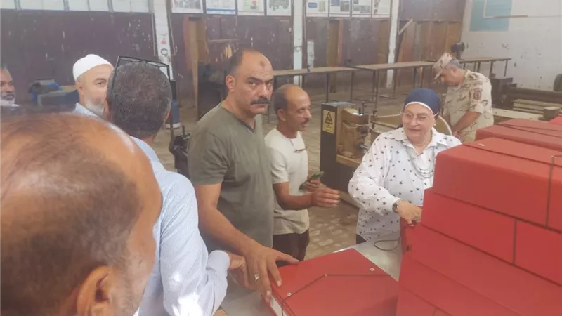 مدير تعليم السويس تتفقد مدرسة ٢٤ أكتوبر الصناعية