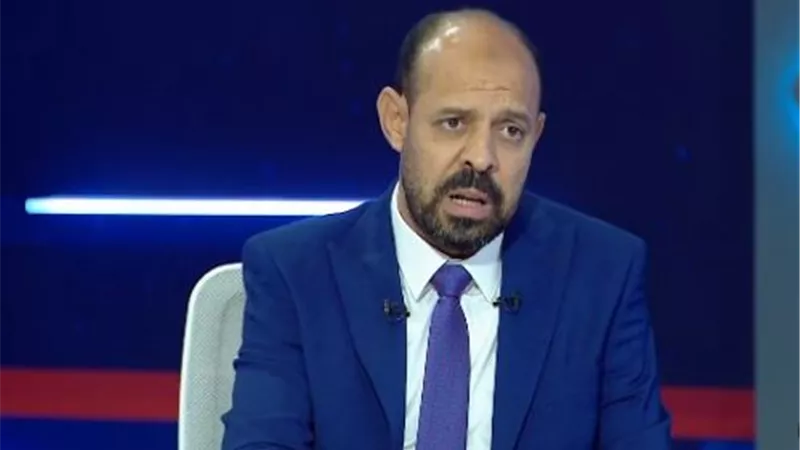 عماد النحاس وجهازه يتفقدون أرضية ملعب المباراة