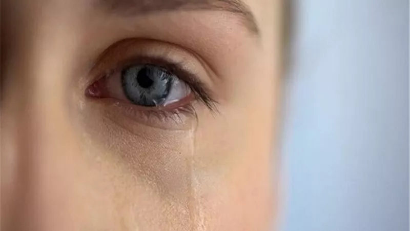 سيلان الدموع بدون سبب؟ .. تعرّف على الأسباب والعلاجات المنزلية