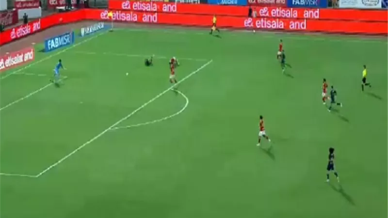 مهاجم الزمالك يغادر مباراة القمة للإصابة .. وناصر منسي بديلا