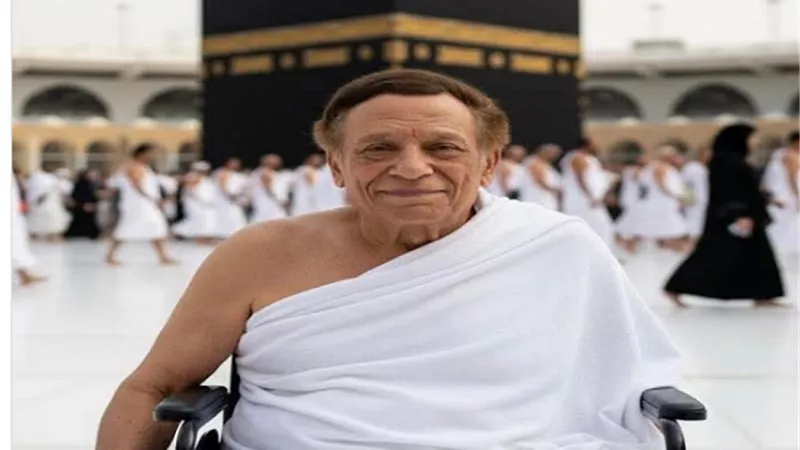 حقيقة الصورة المتداولة لـ عادل امام امام الكعبة