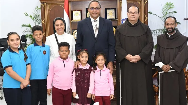 محافظ قنا يستقبل وفد مدرسة الراهبات الفرنسيسكانيات
