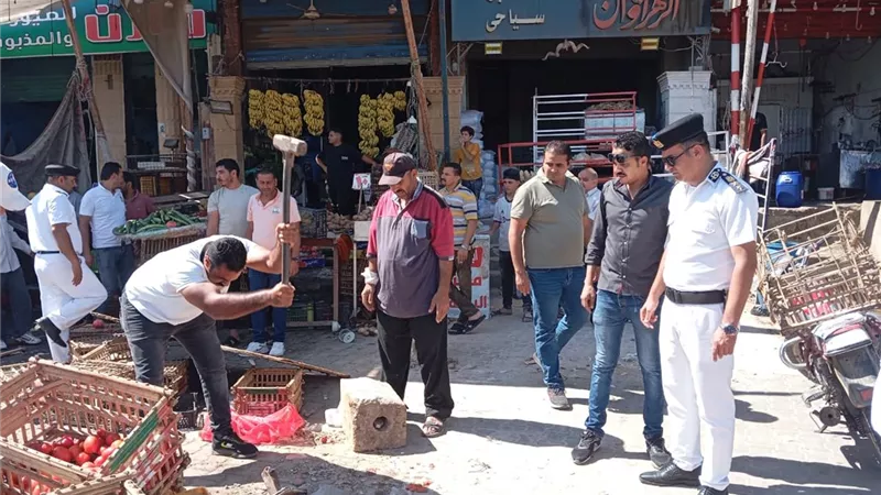تنفيذ 176 قرار غلق وتشميع لمحال مخالفة بالعاشر من رمضان .. صور