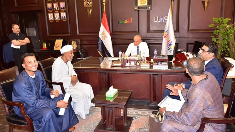 محافظ الأقصر يستقبل وفد قرية نجع البركة لبحث احتياجات أهالى