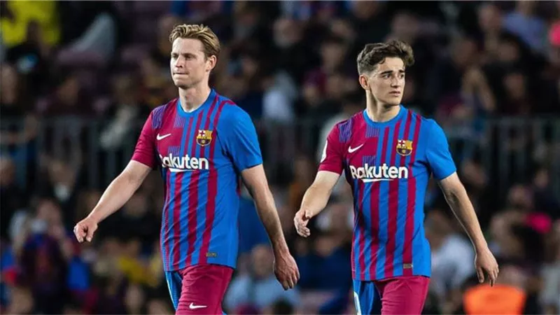 برشلونة يحسم مستقبل جافي ودي يونج