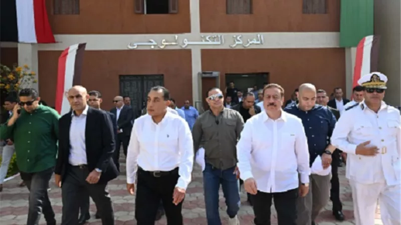 رئيس الوزراء يتفقد مجمع خدمات المواطنين بقرية شما ضمن مشروعات حياة كريمة