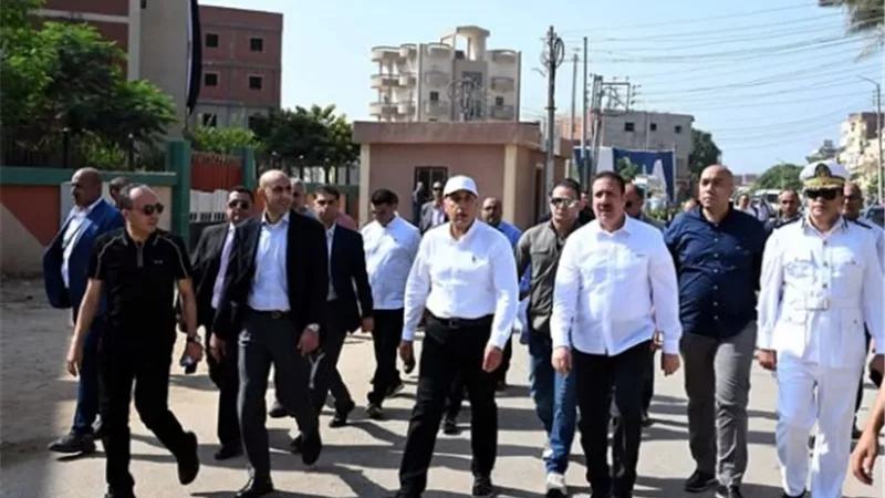 رئيس الوزراء يتفقد المكتبة المتنقلة بقرية شمّا في أشمون بالمنوفية