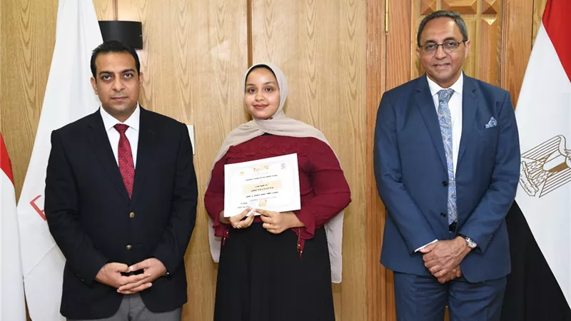 محافظ قنا يكرم المكلفين بأداء الخدمة العامة بالديوان العام