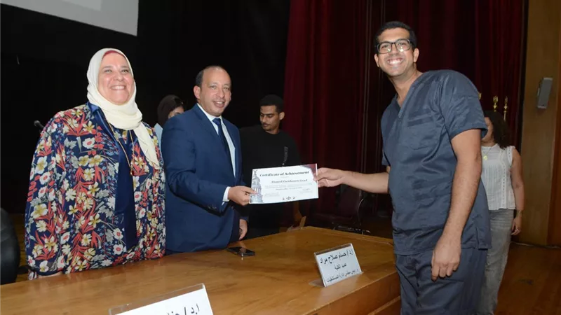 قصر العيني يكرّم طلابه الحاصلين على جوائز عالمية وجامعية