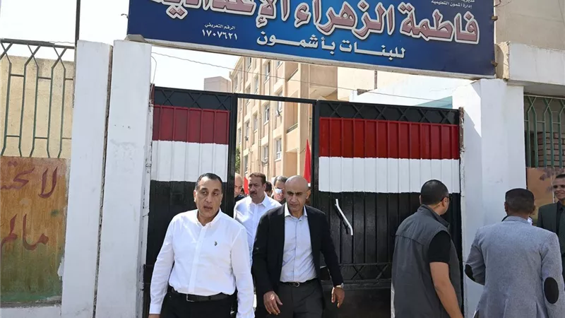 رئيس الوزراء يتفقد مدرسة فاطمة الزهراء الإعدادية للبنات بأشمون