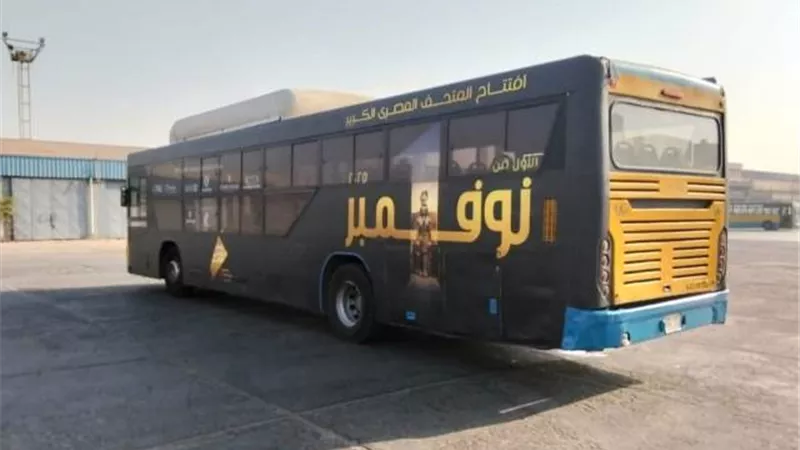 محافظة القاهرة تطلق حملة ترويجية لافتتاح المتحف الكبير على ١٠٠ اتوبيس نقل عام