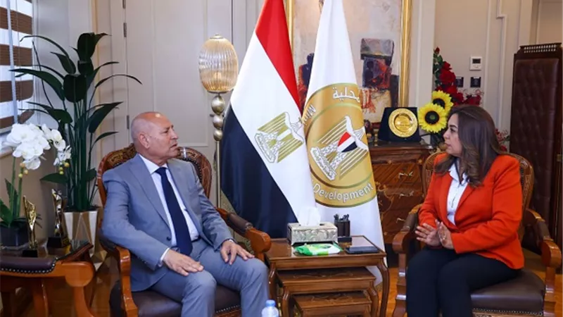 محافظة القاهرة والتنمية المحلية يناقشان الموقف التنفيذى لمشروعات التطوير بالكوربة والعتبة
