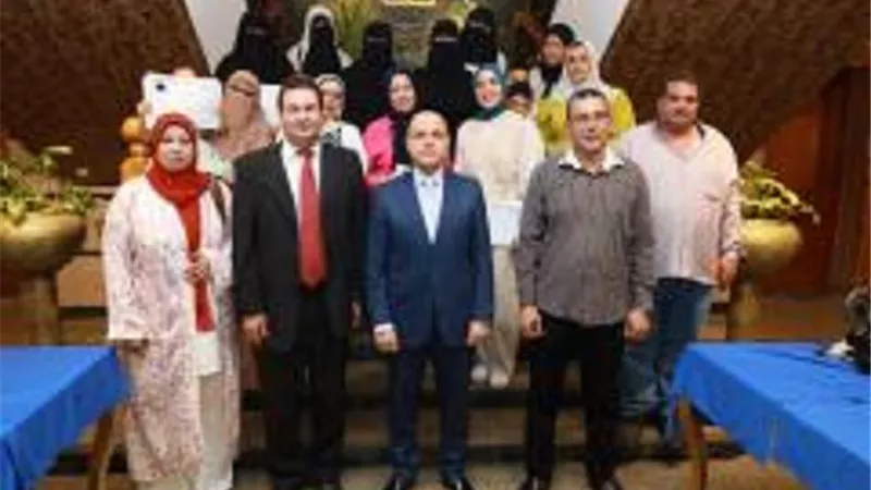 محافظ كفرالشيخ يسلم 11 ماكينة خياطة للمتدربات بالوحدة