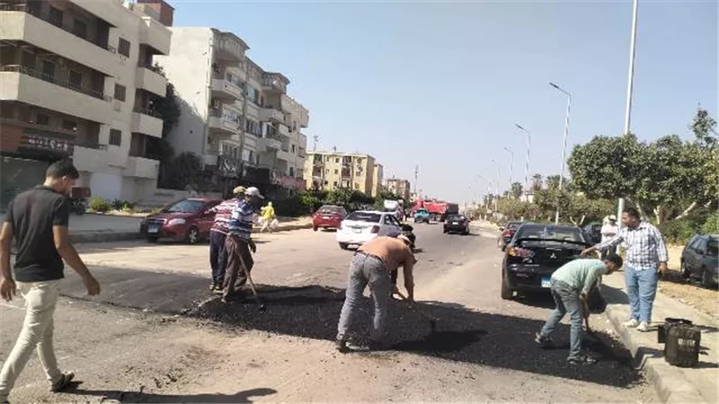 رئيس جهاز العاشر يكشف عن أحدث مشروعات الطرق فى المدينة.. بالصور