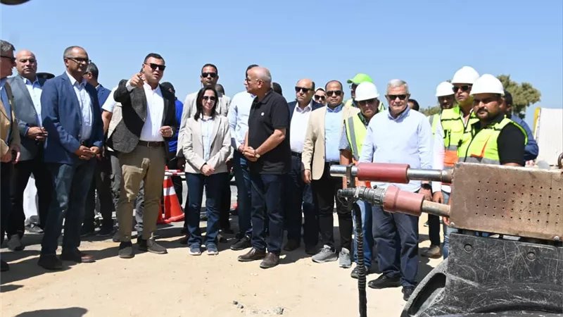 وزير الإسكان يتفقد مشروع ازدواج خط مياه وادي النطرون