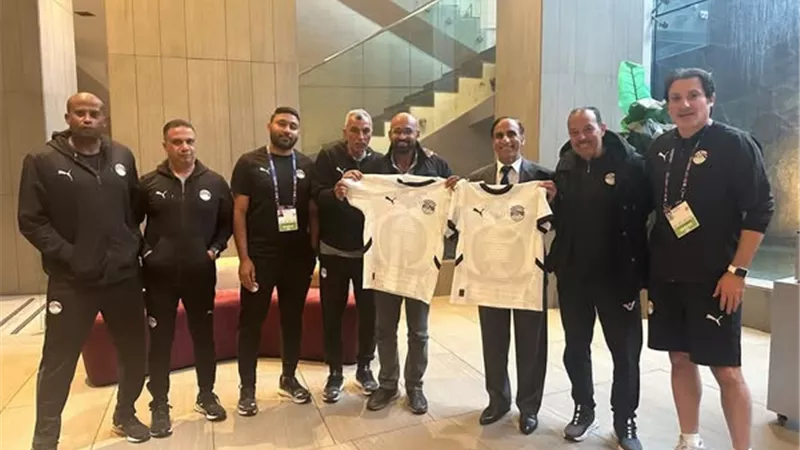سفير مصر يحفز لاعبي الفراعنة قبل مواجهة نيوزيلندا بكأس العالم