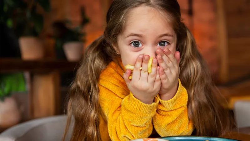 أكلات تضر صحة طفلك وتركيزه..أحذرها