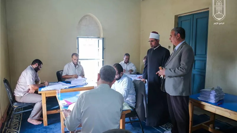 المشرف على الأروقة ومدير الجامع الأزهر يتفقدان أعمال الكنترول