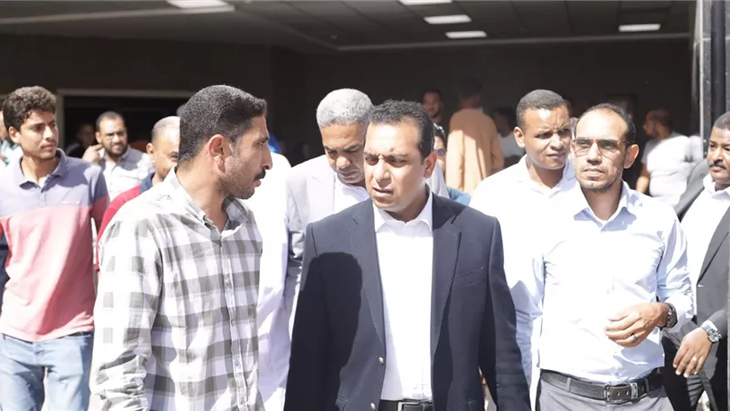 نائب المحافظ يطمئن على مصابي حادث طريق الصحراوي الغربي بنجع حمادي
