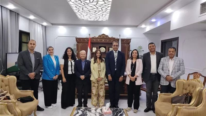 محافظ قنا يبحث مع وفد ساويرس سبل التعاون في المشروعات التنموية