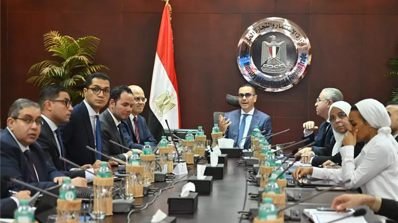 وزير الاستثمار والتجارة الخارجية يعقد اجتماعا موسعا