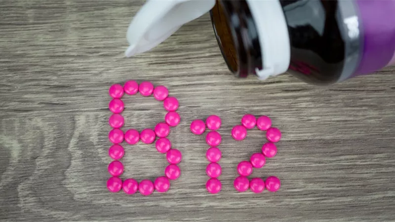 هل تفرط في تناول فيتامين B12؟ .. إليك 7 أعراض تحذيرية خطيرة