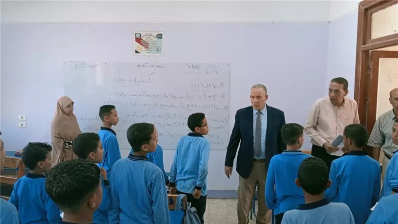 مدير تعليم أسيوط يجازى معلما بخصم 15 يومًا ويحيله للتحقيق