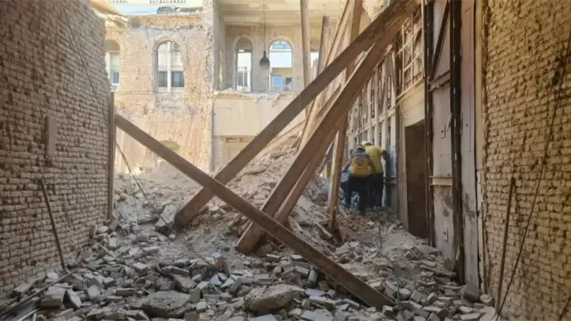 انهيار سقف مبنى 