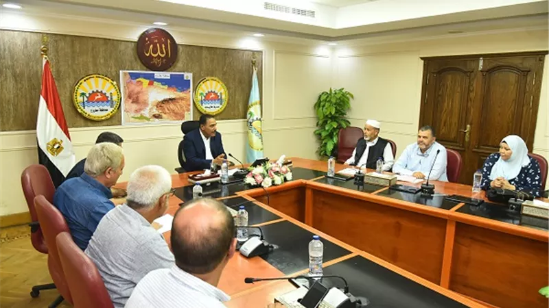شعيب يلتقي اهالي عزبة الحاج علي بمدينة مرسى مطروح