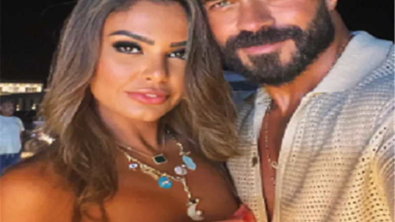 وصلة غزل بين خالد سليم وزوجته فى عيد زواجهما الـ14