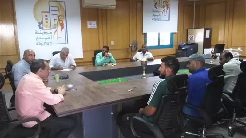أسباب اجتماع رئيس جهاز أخميم الجديدة بقيادات الشركات العاملة بالمدينة
