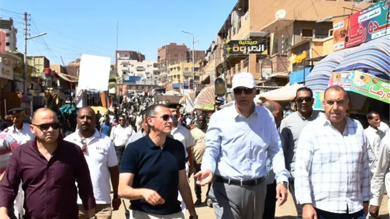 محافظ أسوان يتفقد السوق الرئيسى..ويشدد باستمرار الحملات اليومية
