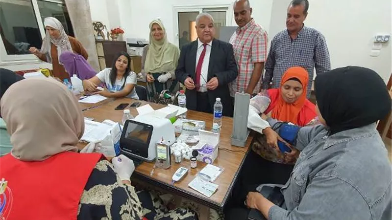 فحص طبي للعاملين بتعليم الأقصر فى إطار مبادرة 