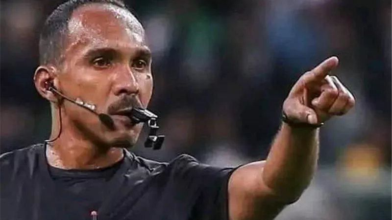 كاف يعلن حكم مباراة السوبر الأفريقي بين بيراميدز ونهضة بركان