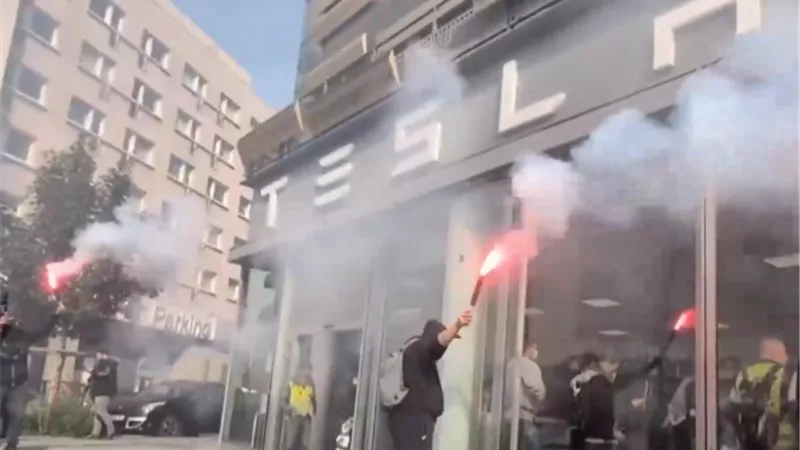 متظاهرون يقتحمون معرض 