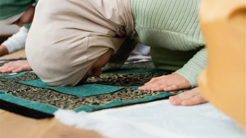 أفضلية تأخير صلاة العشاء هل تثبت فى حق النساء فقط؟