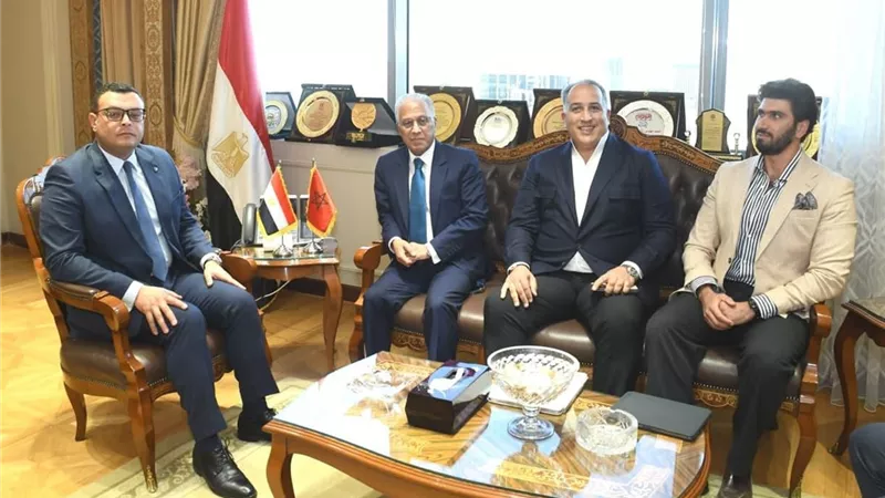 وزير الإسكان يلتقي السفير المغربي بالعاصمة الإدارية