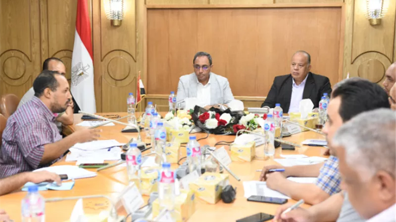 محافظ قنا يتابع ملفات التقنين والتصالح والمتغيرات المكانية