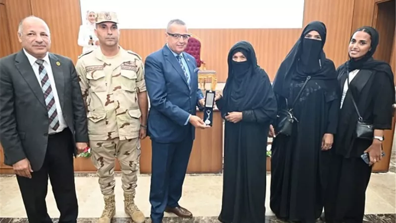 محافظ جنوب سيناء يكرم أسر الشهداء والمجاهدات السيناويات