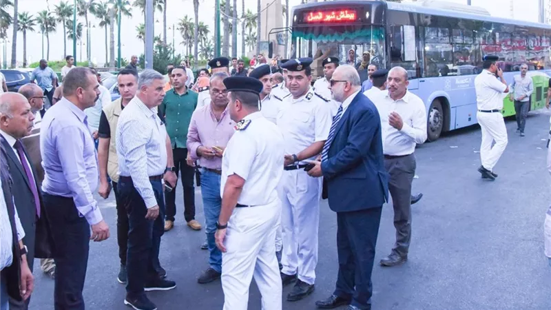 محافظ الأسكندرية يفاجئ الأهالي ويحل مشكلة تأخرأتوبيسات محطة الرمل