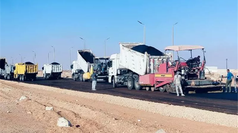 أنباء سارة من رئيس جهاز العاشر بشأن مشروعات الطرق فى المدينة.. بالصور