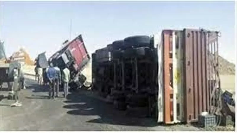 انقلاب مقطورة يسبب زحام مرورى أعلى الطريق الأوسطى