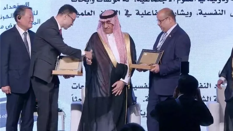 يهنئ أستاذ كلية التربية بجامعة أسيوط لفوزه بجائزة الملك عبد الله