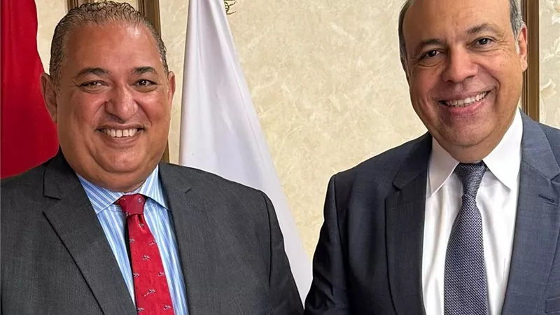 الحفنى يلتقي رئيس قطاع النقل الجوي بالمنظمة..ويشيد بدوره القيادي