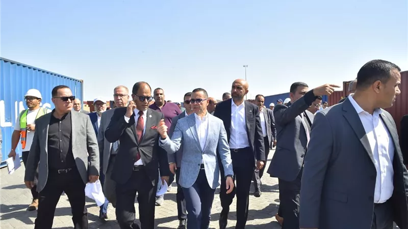 وزير الاستثمار يتفقد ميناء العين السخنة