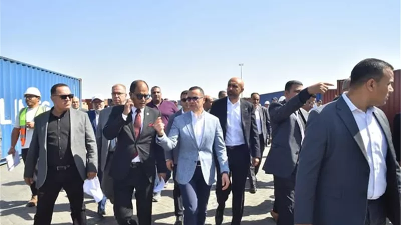 وزير الاستثمار يتفقد ميناء العين السخنة ويتابع سير العمل بمنظومة الفحص المشترك