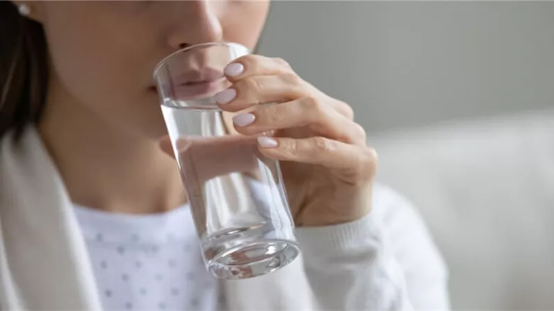 فوائد صحية وجمالية عند شرب الماء الدافي فى الصباح